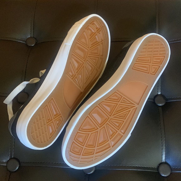 Brand new never worn canvas shoe - Picture 3 of 4